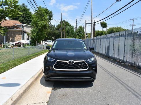 Used 2025 Toyota Highlander LE FWD image 3