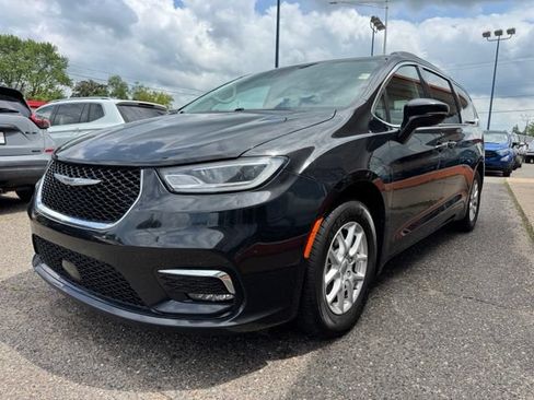 Used 2022 Chrysler Pacifica Touring-L FWD image 3