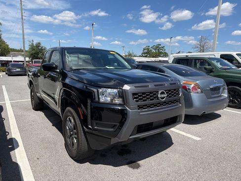 Used 2025 Nissan Frontier SV RWD image 3