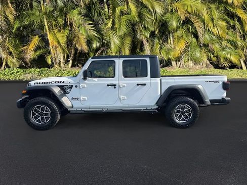 Used 2025 Jeep Gladiator Rubicon w/ Convenience Group AWD/4WD image 9