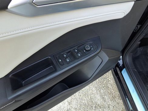 Certified 2025 Volkswagen Taos SE w/ Panoramic Sunroof Package image 17