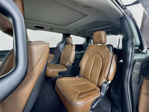 Used 2017 Chrysler Pacifica Limited FWD image 23
