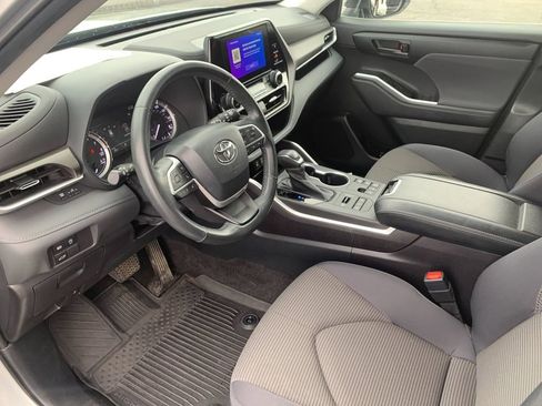 Used 2023 Toyota Highlander LE AWD/4WD image 11