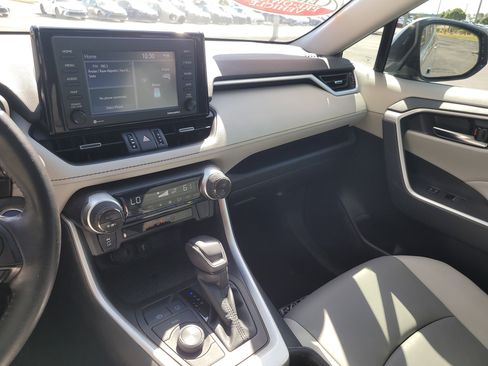 Used 2022 Toyota RAV4 XLE Premium image 24