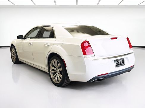 Used 2018 Chrysler 300 Touring L image 6
