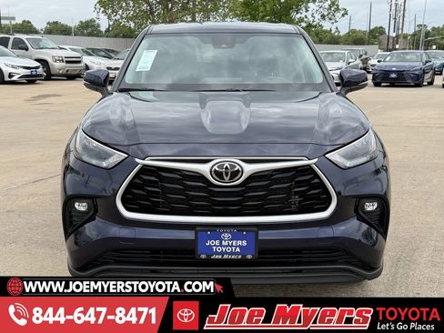 Used 2025 Toyota Highlander LE image 3