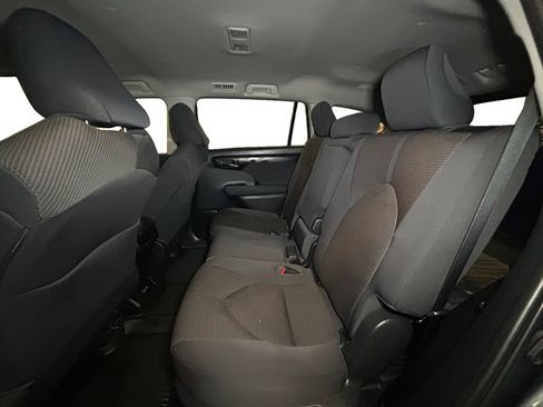 Used 2023 Toyota Highlander L FWD image 13