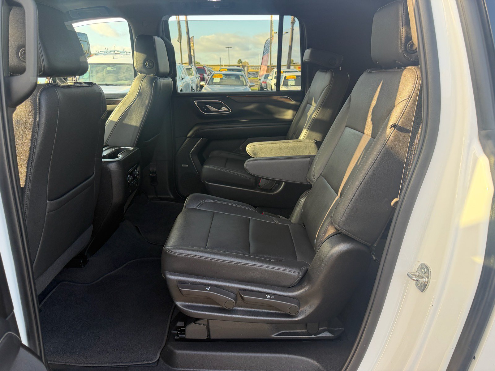 Used 2022 Chevrolet Suburban LT w/ LT Signature Package RWD image 16