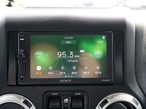 Used 2018 Jeep Wrangler Unlimited Sahara AWD/4WD image 11