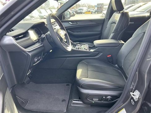 New 2025 Jeep Grand Cherokee Altitude image 5