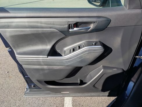 Used 2022 Toyota Highlander XLE image 6