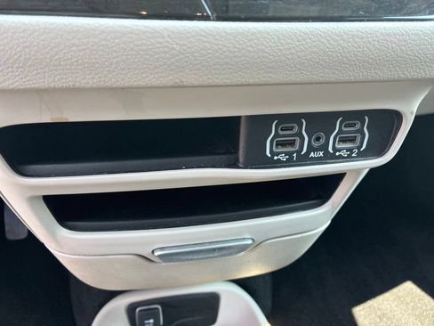 Used 2024 Chrysler Pacifica Touring-L FWD image 30