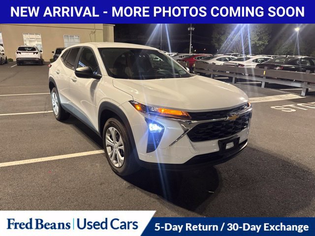 Used 2025 Chevrolet Trax LS FWD image 1