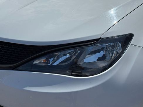 Used 2023 Chrysler Voyager LX FWD image 5