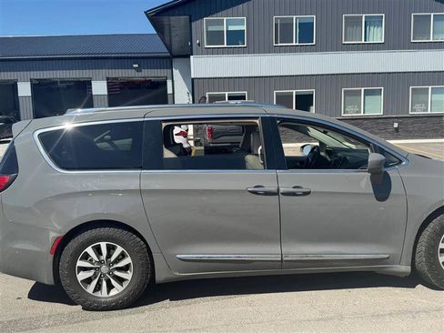 Used 2020 Chrysler Pacifica Touring-L Plus FWD image 5