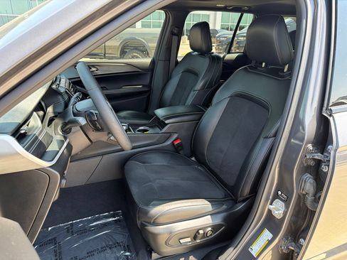 Used 2024 Jeep Grand Cherokee Altitude AWD/4WD image 14
