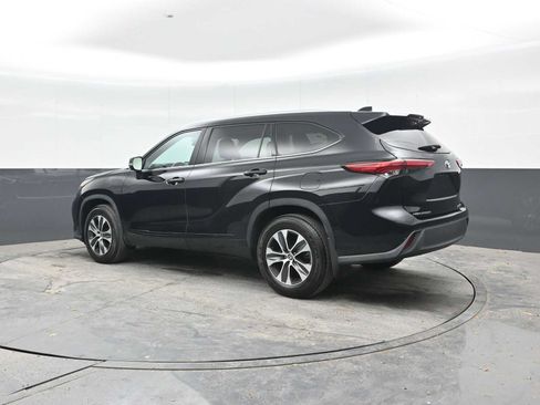 Used 2021 Toyota Highlander XLE AWD/4WD image 2