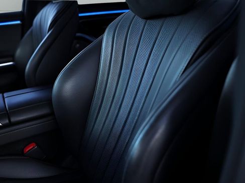 Used 2022 Mercedes-Benz S 500 4MATIC w/ AMG Line Package image 18