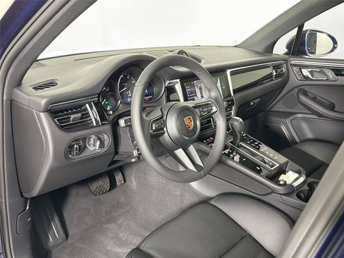 Certified 2026 Porsche Macan AWD/4WD image 4