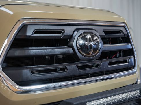 Used 2018 Toyota Tacoma SR5 AWD/4WD image 15