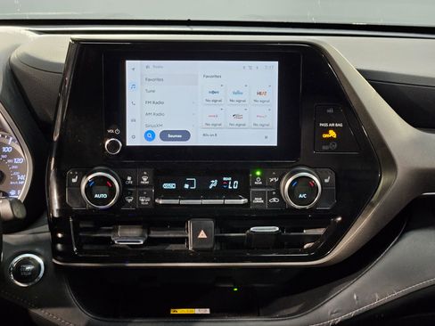 Used 2023 Toyota Highlander XLE image 16