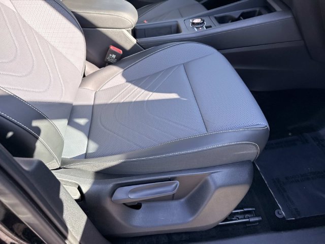 Used 2025 Volkswagen Tiguan SE AWD/4WD image 10