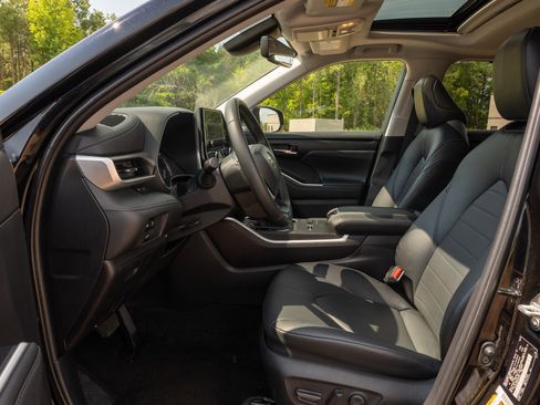 Used 2023 Toyota Highlander XLE FWD image 11
