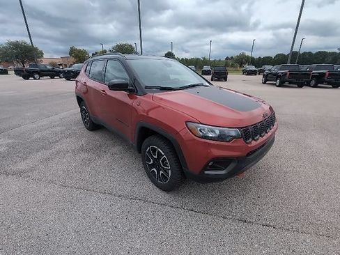 Used 2025 Jeep Compass Trailhawk AWD/4WD image 2