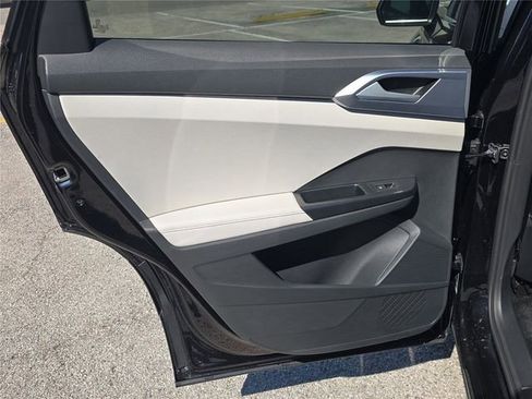 New 2026 Volkswagen Taos SE image 10
