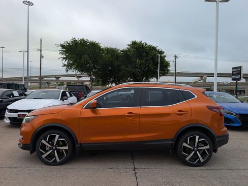 Used 2022 Nissan Rogue Sport SL w/ Premium Package image 3