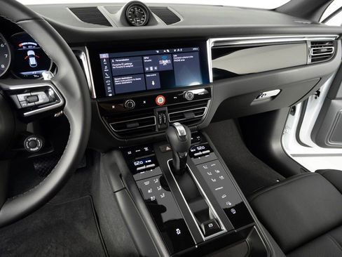 Certified 2026 Porsche Macan AWD/4WD image 13