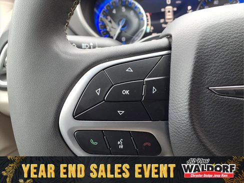 Used 2023 Chrysler Pacifica Touring-L image 18