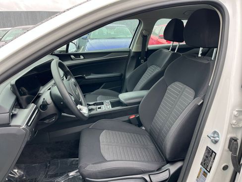 Used 2025 Nissan Versa SV image 36