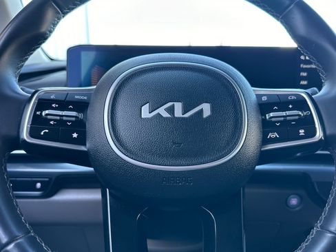 Used 2025 Kia Carnival FWD image 26