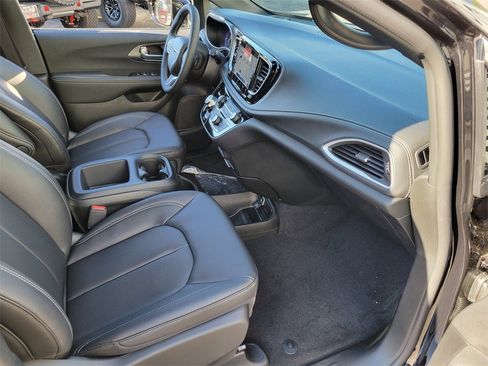 New 2026 Chrysler Pacifica Select image 16