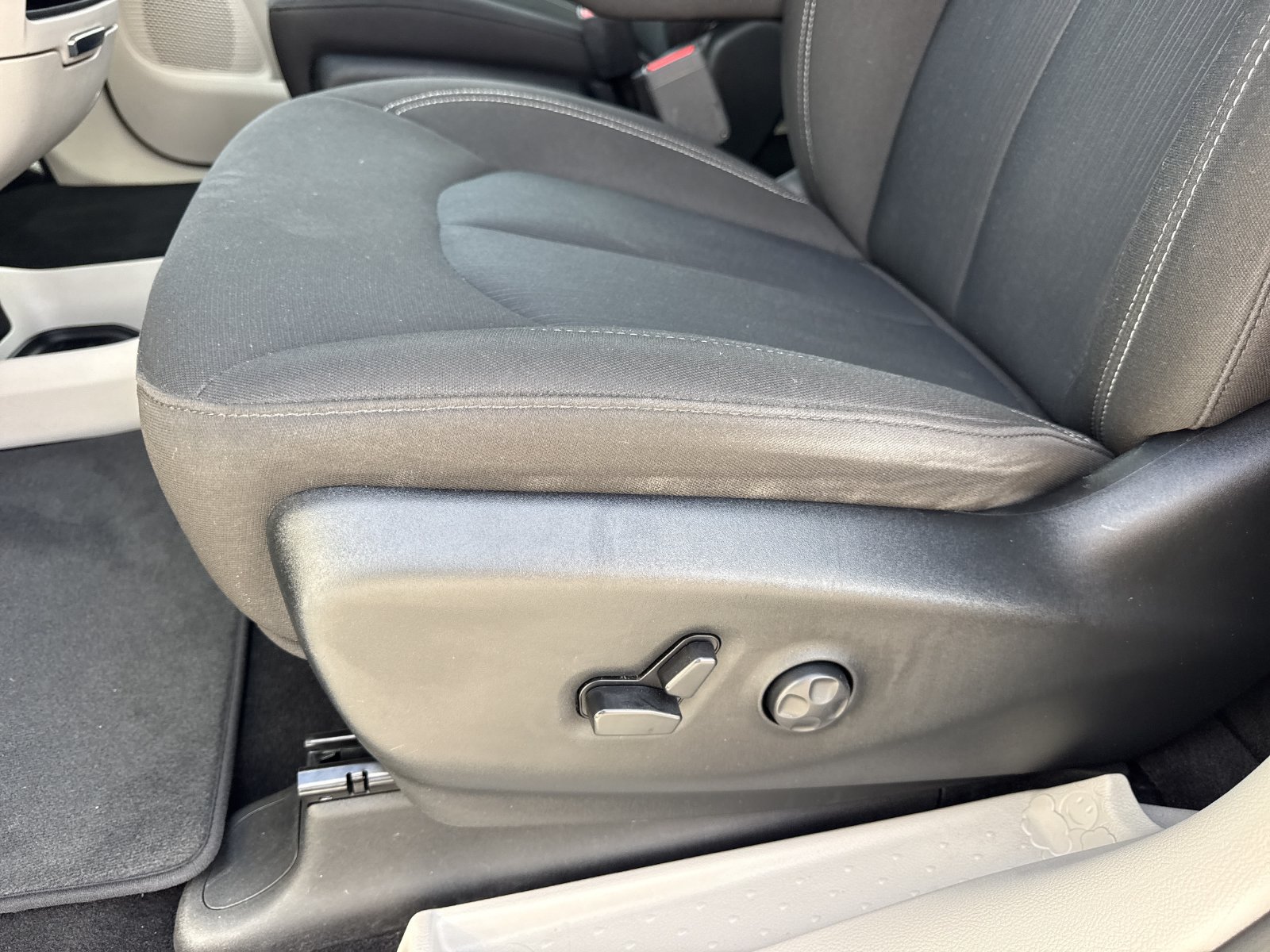 Used 2023 Chrysler Voyager LX FWD image 17