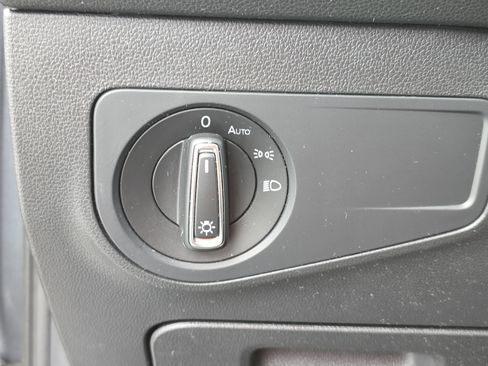 Used 2019 Volkswagen Tiguan SE w/ Panoramic Sunroof Package FWD image 26