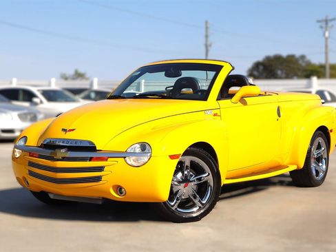 Used 2003 Chevrolet SSR w/ Preferred Equipment Group image 3