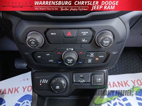 Used 2023 Jeep Renegade Latitude AWD/4WD image 22