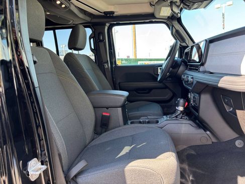 Used 2025 Jeep Wrangler Unlimited Sahara AWD/4WD image 36