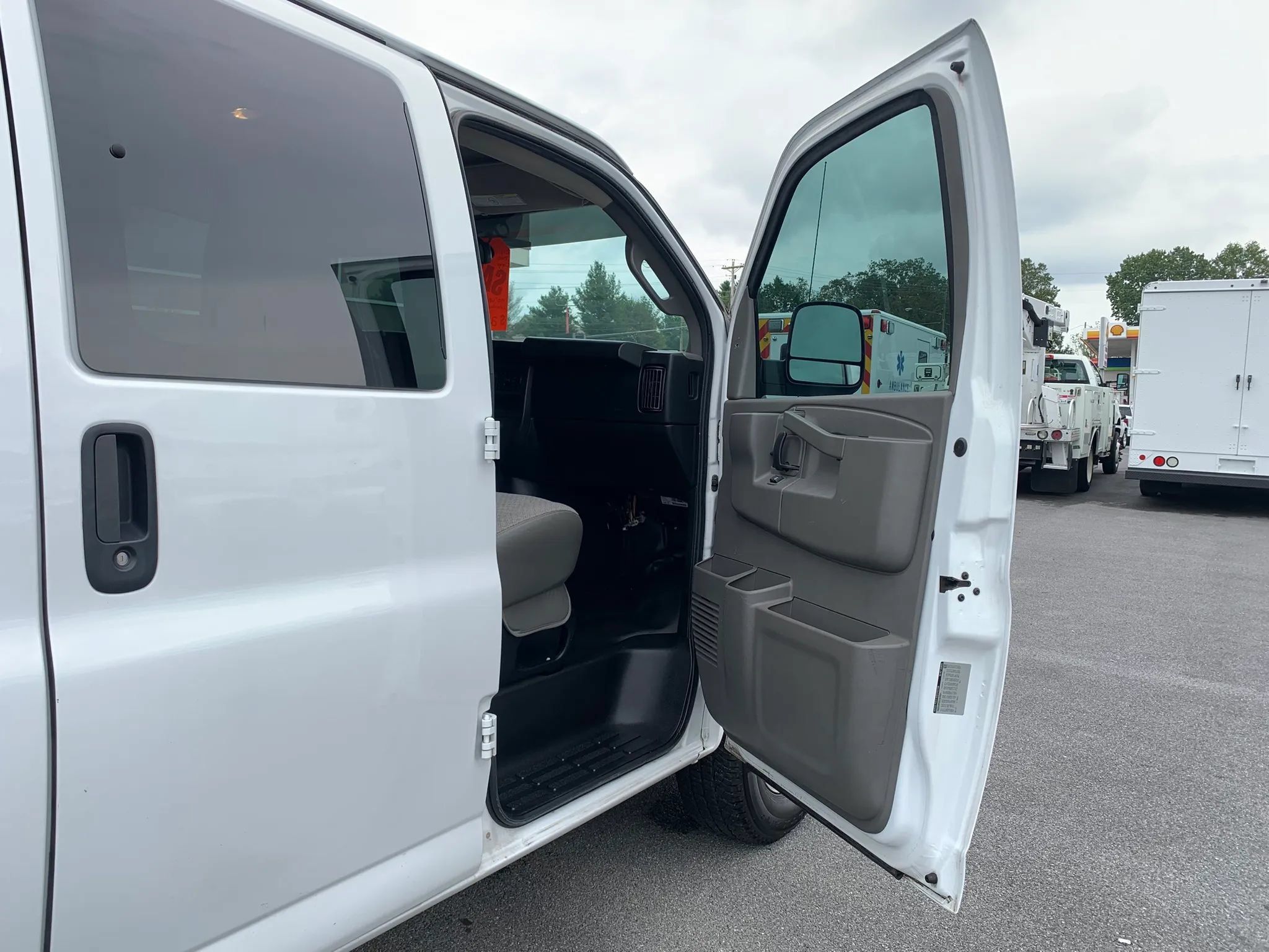 Used 2018 Chevrolet Express 3500 Extended w/ Driver Convenience Package RWD image 21