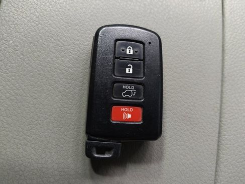 Used 2019 Toyota Highlander XLE FWD image 32