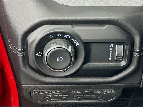 Used 2025 Jeep Wrangler Sahara image 17