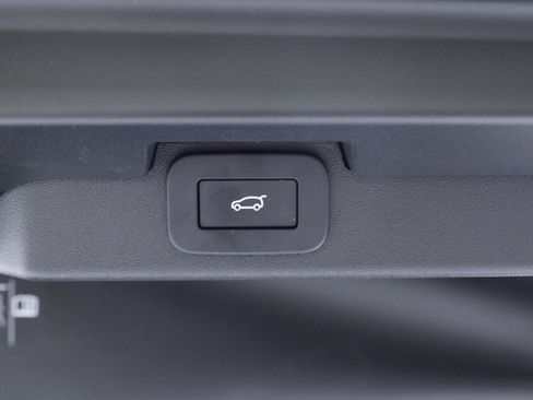 Used 2025 Land Rover Discovery Dynamic SE image 11