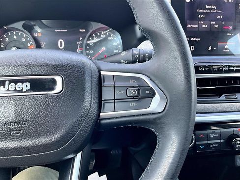 Used 2022 Jeep Compass Latitude w/ Sun and Sound Group AWD/4WD image 17