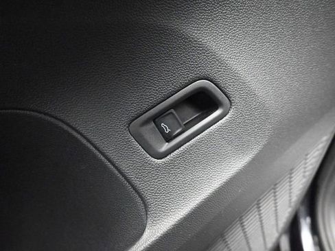 Used 2025 Volkswagen Atlas SE image 28