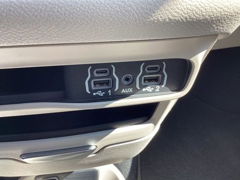 Used 2023 Chrysler Pacifica Touring-L image 27