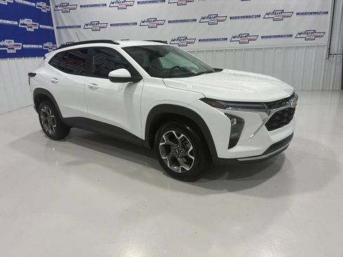 Used 2025 Chevrolet Trax LT FWD image 8
