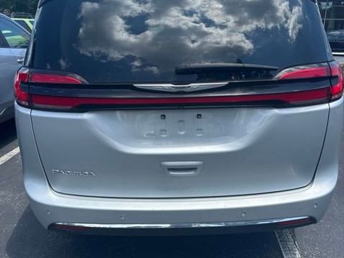 Used 2024 Chrysler Pacifica Touring-L FWD image 9