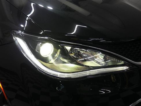 Used 2020 Chrysler Pacifica Limited w/ Tire & Wheel Group FWD image 11